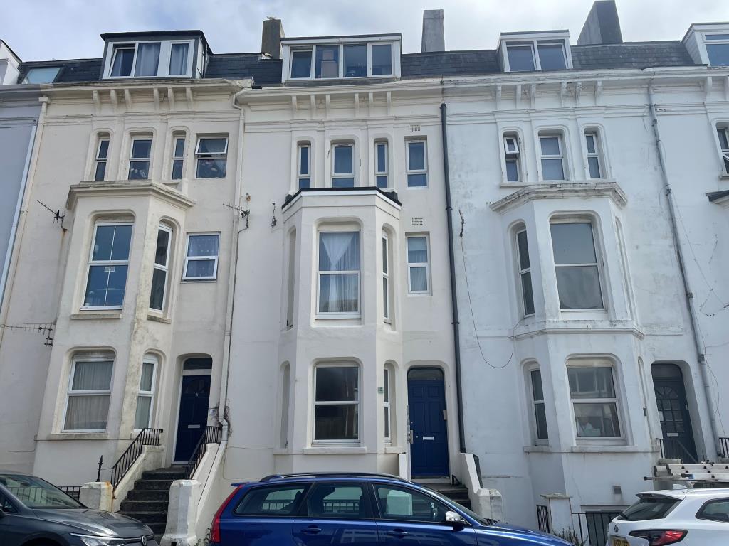 Lot: 31 - LEASEHOLD INVESTMENT - View of front of properrty from street